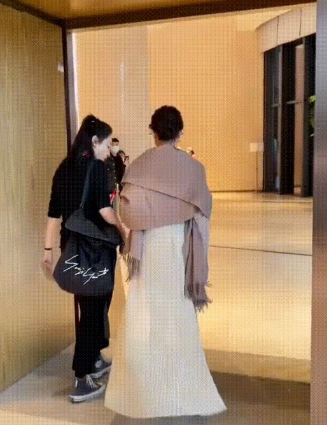 这是朱媛媛老师参加金鸡奖时的情景。谁都没发现，当时她正在和病魔抗争！那天她特意选