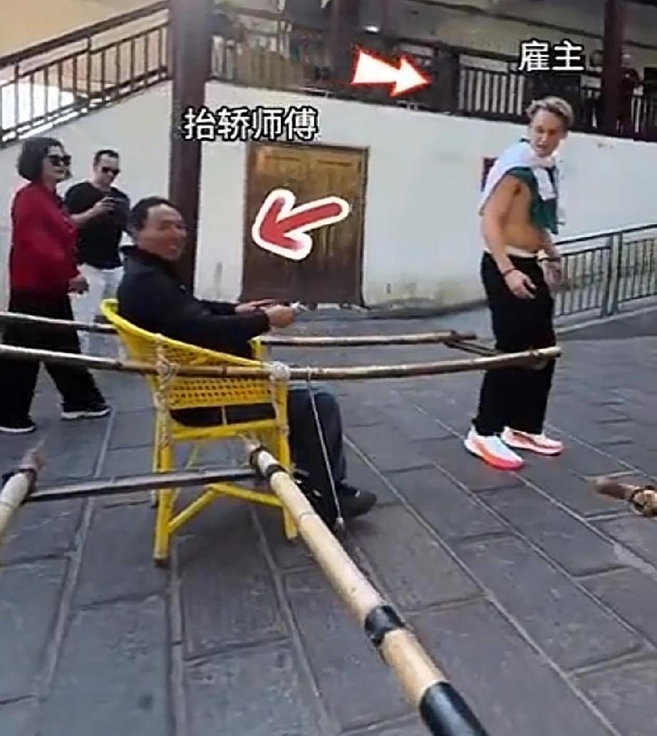 张家界来了几个老外旅游,对轿夫抬着游客上山很稀奇,决定体验一把当轿夫的感受。两个