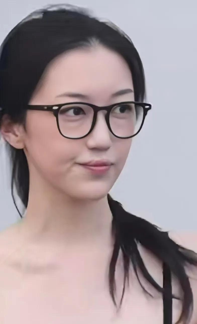 李嫣还是变了，不是嘴唇的痕迹好了，也不是跟王菲更亲密了。是她终于把遮挡嘴唇