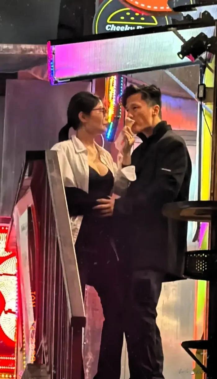 曝徐冬冬疑怀孕！尹子维温柔护腹超宠溺，街头同吃一支冰淇淋甜度爆表。相恋八载的两人