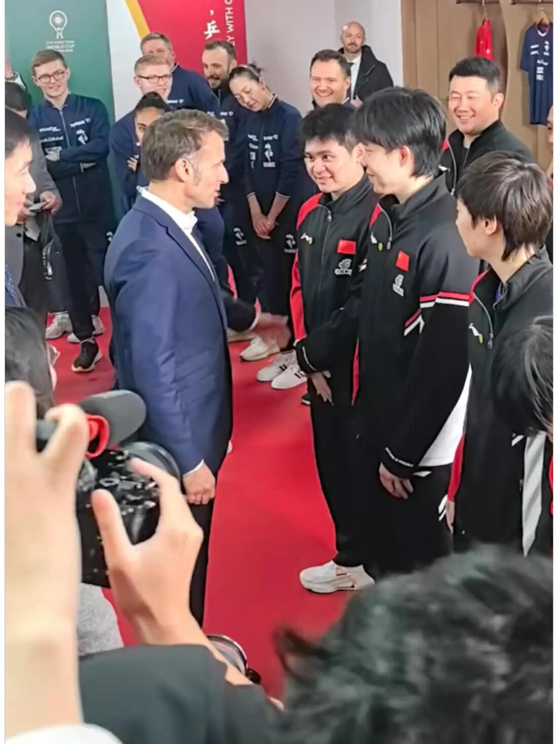 领军人物就是拿得出手的，王楚钦和林诗栋世一世二永远拿得出手！王励勤站在旁边，也