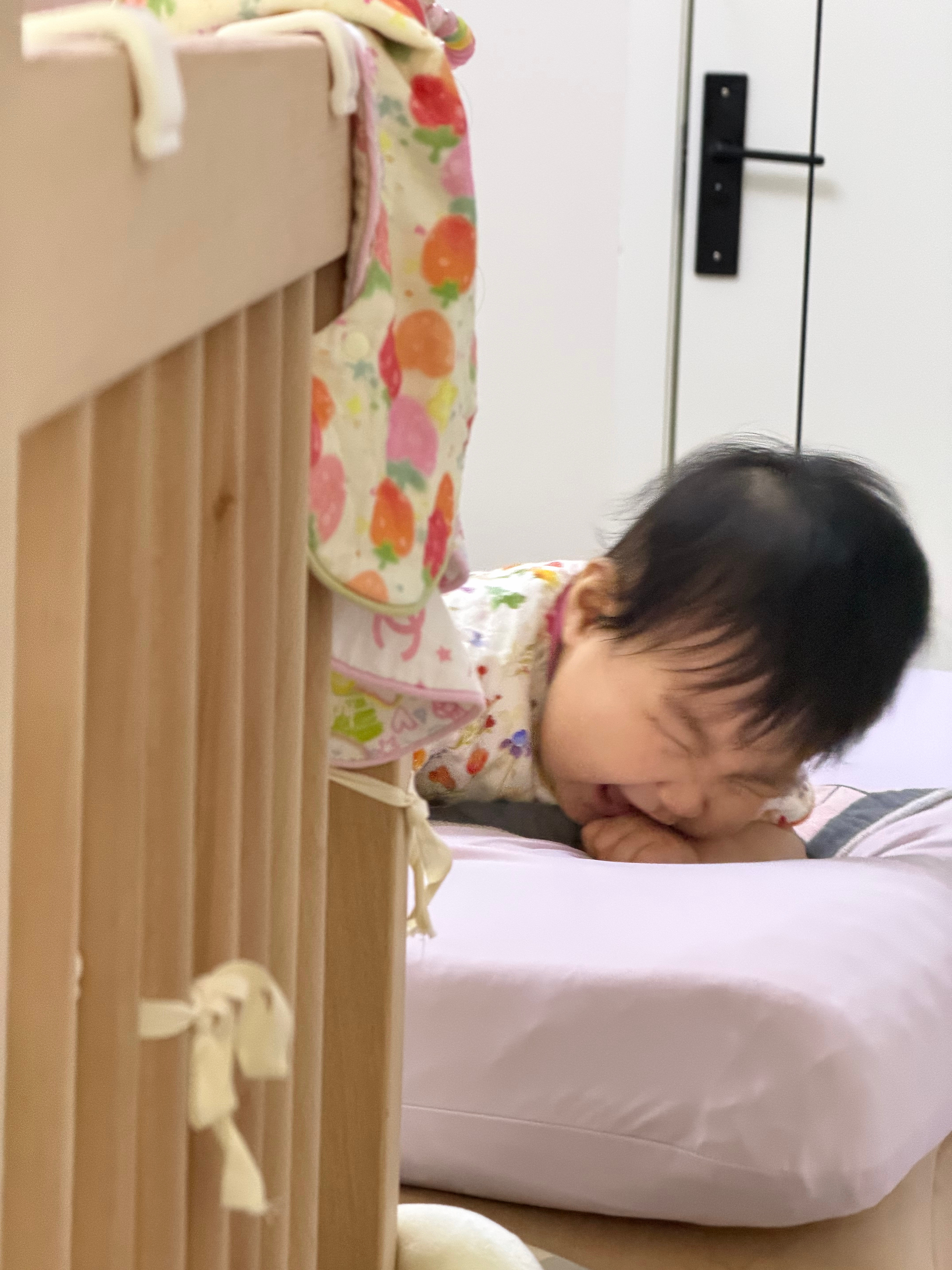 小牙成精了刚哄她睡觉一直闹，我哄哭，妈妈哄也不行，还以为她哪不舒服。后来发现是