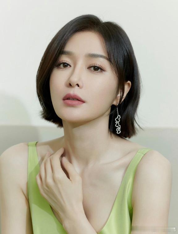 1.秦岚还是不愿意结婚，说白了年轻的时候见识过太多感情的事情，也不愿意用婚姻束缚