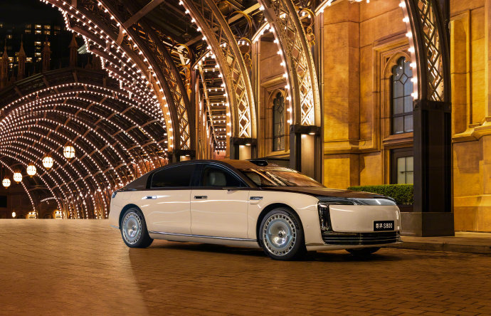 中国超豪华车市场为何尊界能成功余承东在直播中揭秘鸿蒙智行模式成功秘诀，尊界作为该