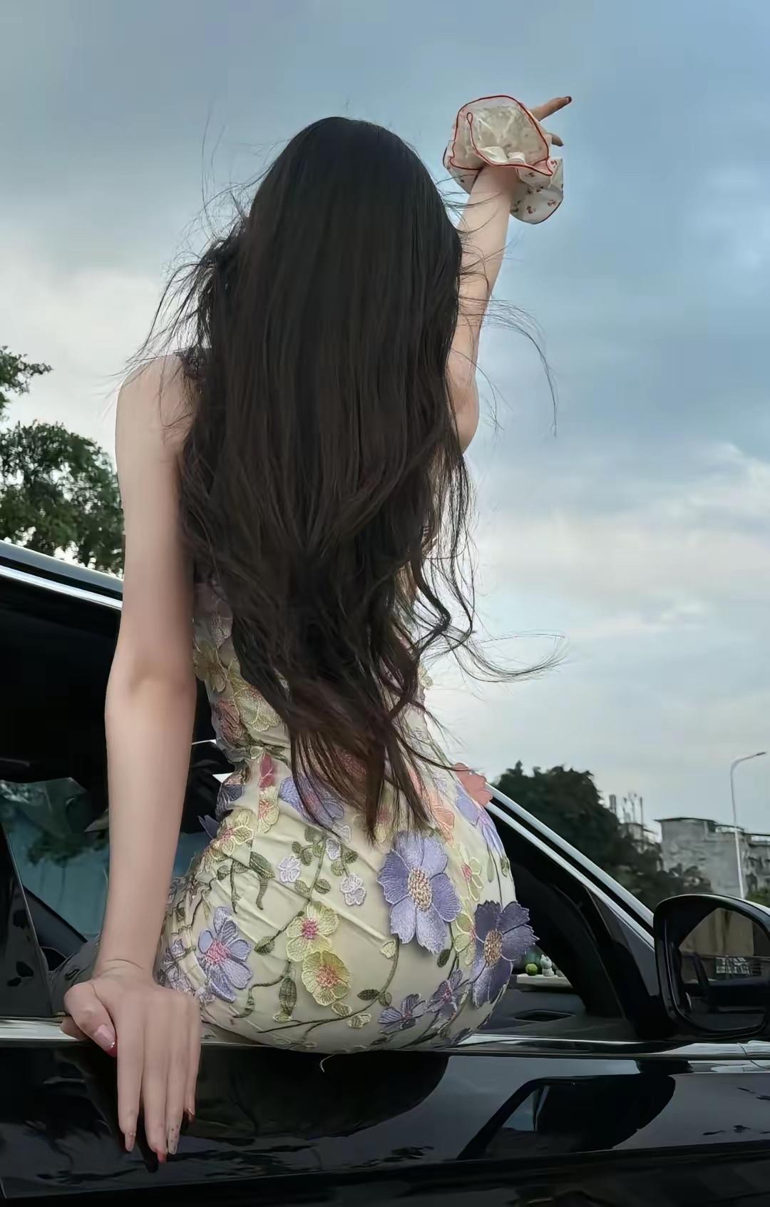 夏日风情，车顶上的花裙少女