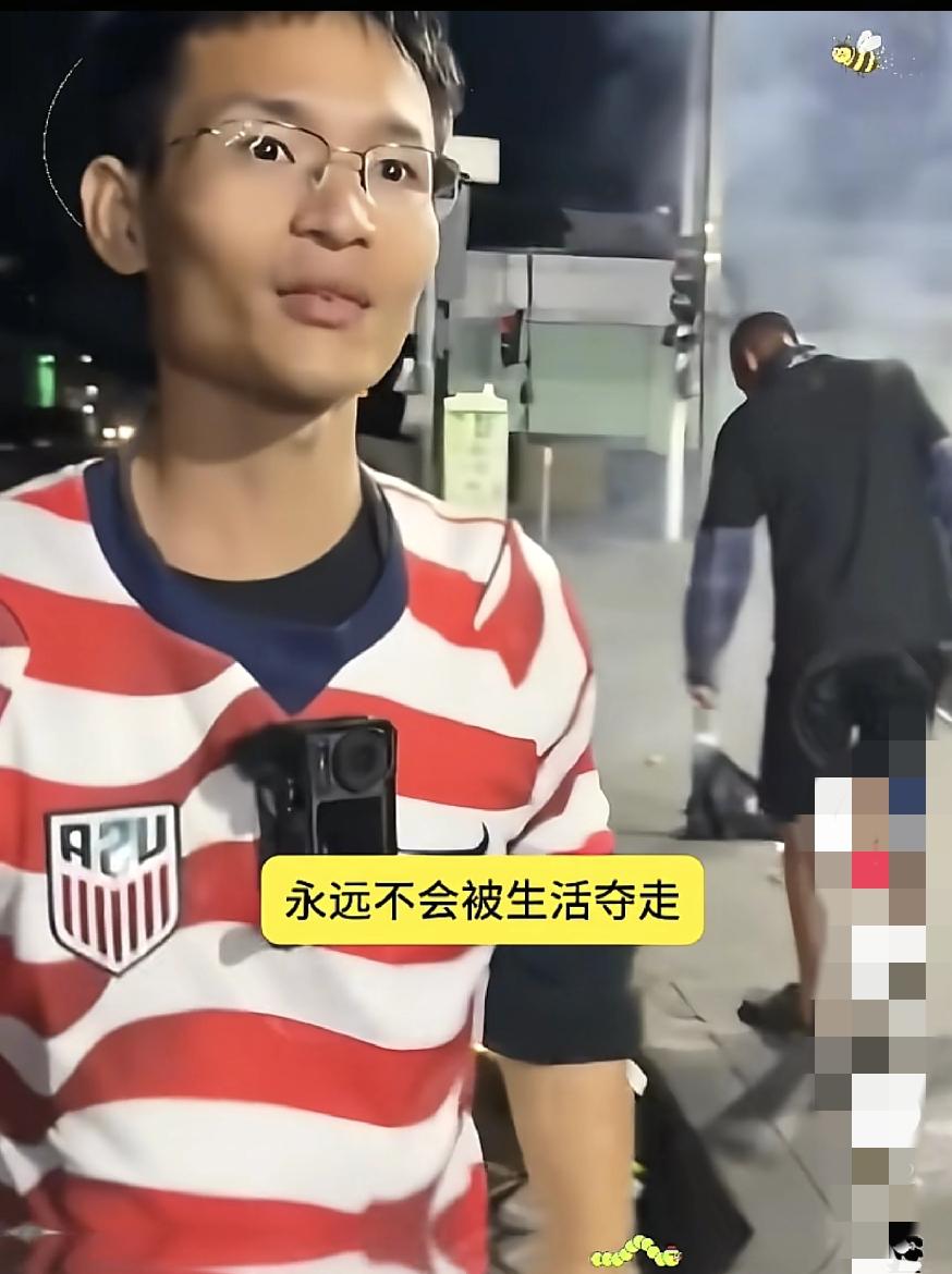 一个中国人在美国洛杉矶竞选市长，小唐天天站到大街上给穷人，发免费的披萨饼，他的这
