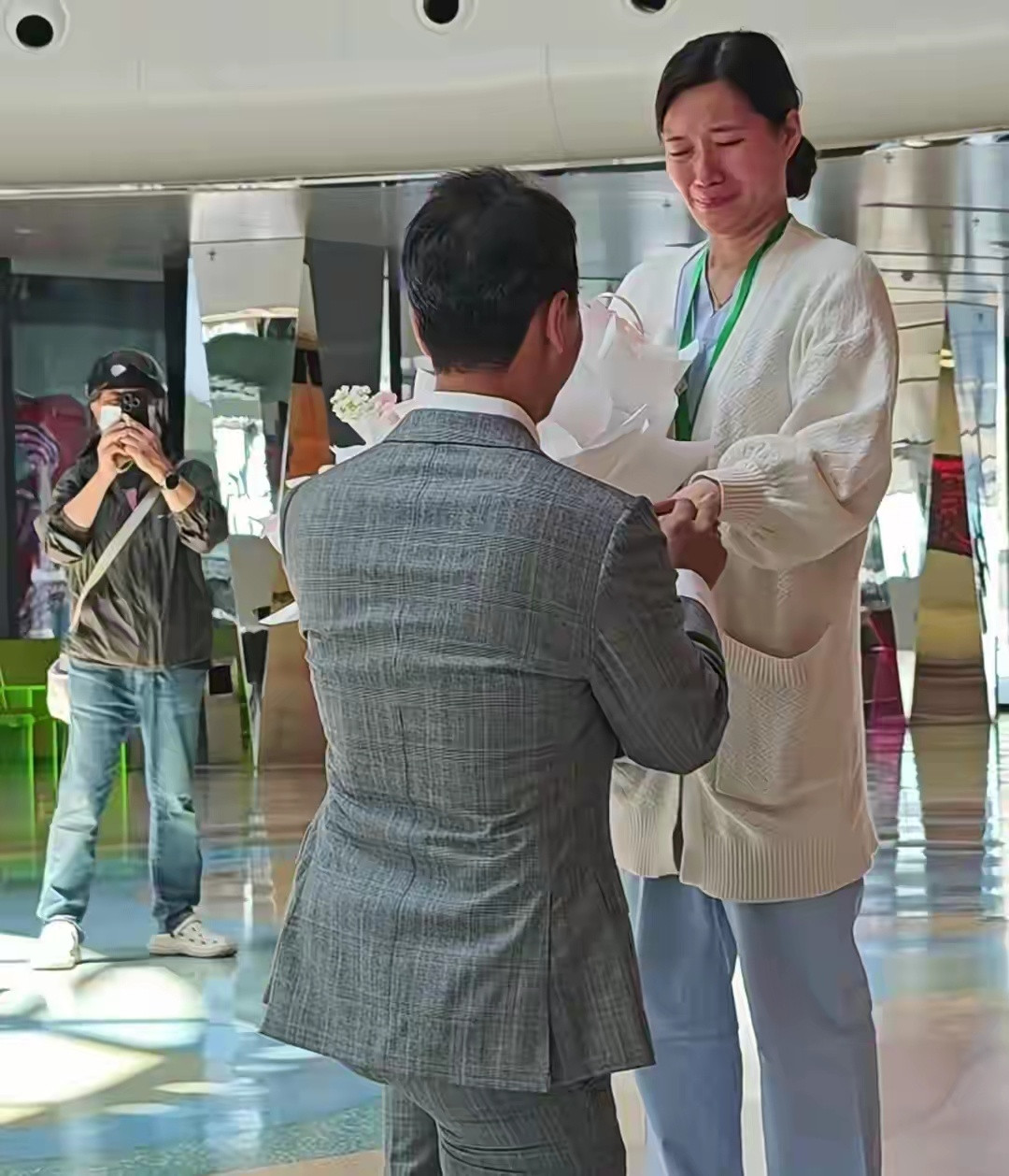 演员于笑医院大厅求婚，5年抗癌路，他娶了救自己的血液科医生