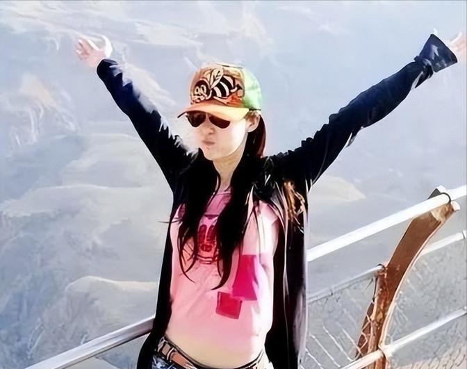 王石的大女儿王蔚蓝1980年出生，今年已经45周岁了，比田朴珺整整大一岁。眼看田