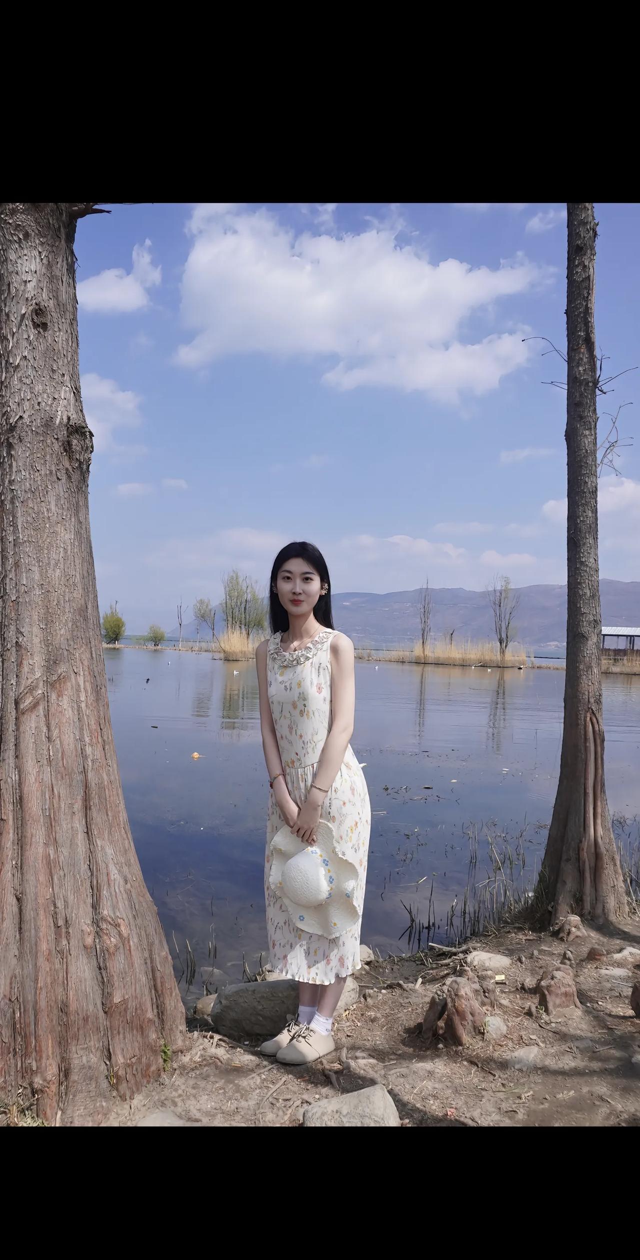 湖畔美人倚，花影映清波。