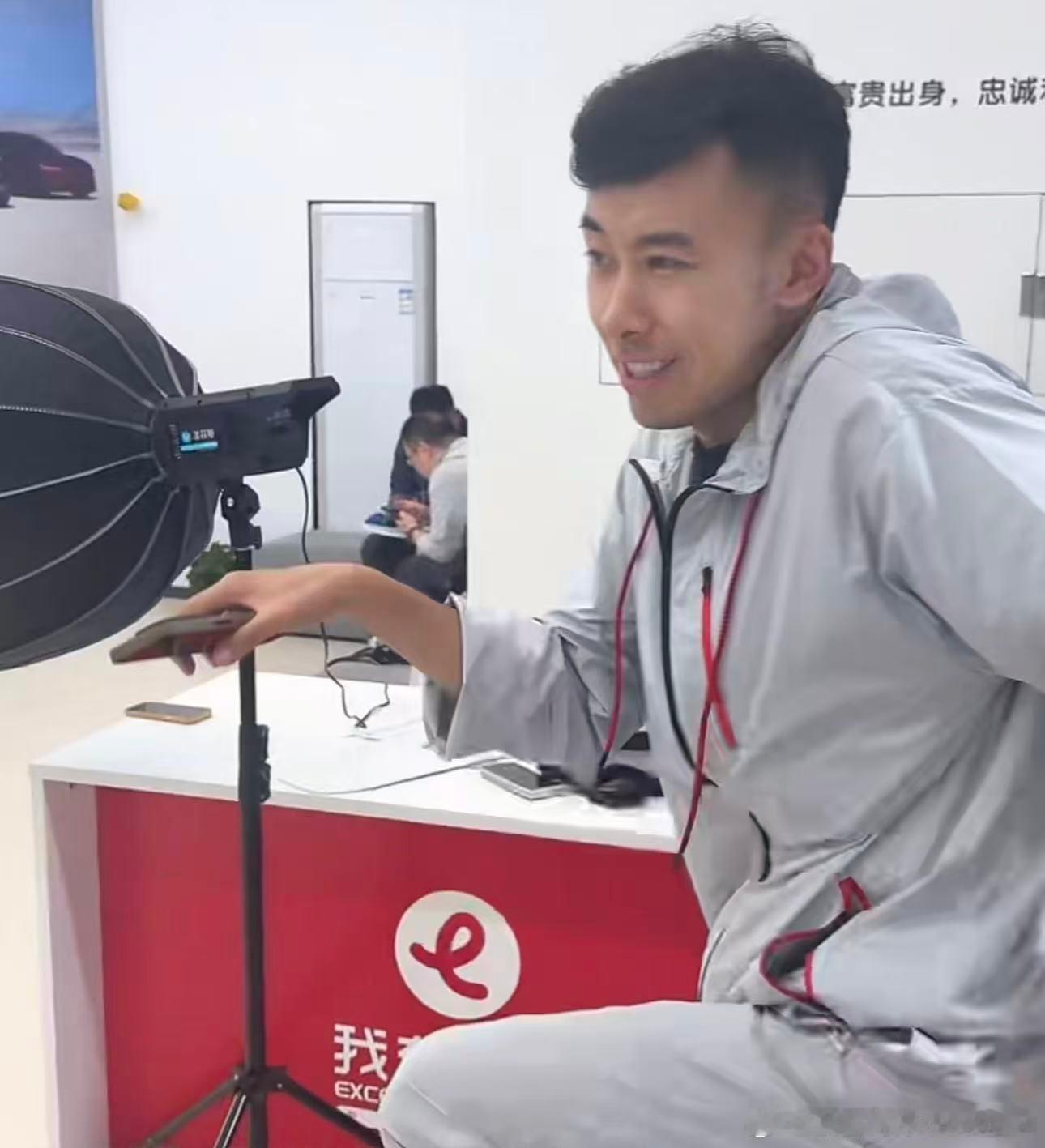 直播的时候跳舞被截图有点意思[捂脸哭]做个表情包！​​​