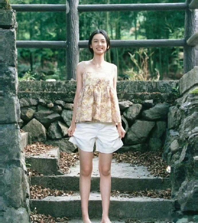 周也看着非常瘦，就是腿看着还是显得粗了点