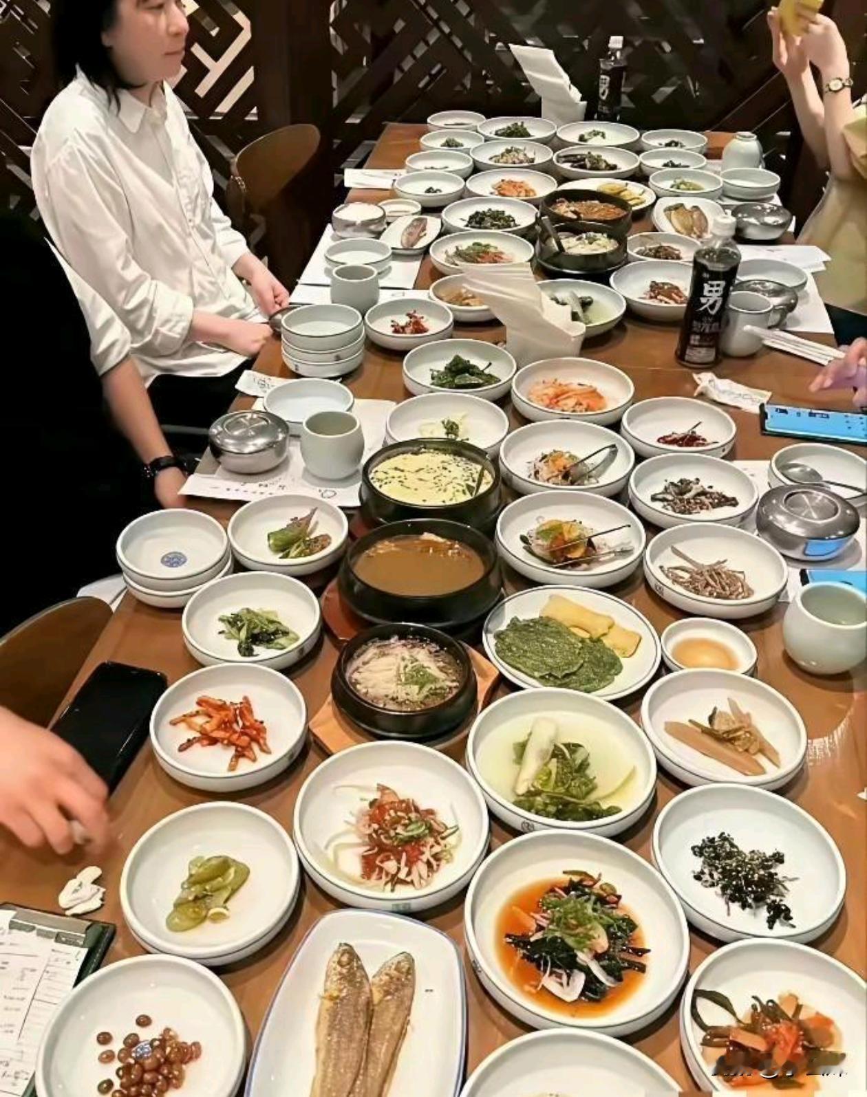 韩国精致一桌菜VS中国农村一桌菜，我想90%的人选吃右边的