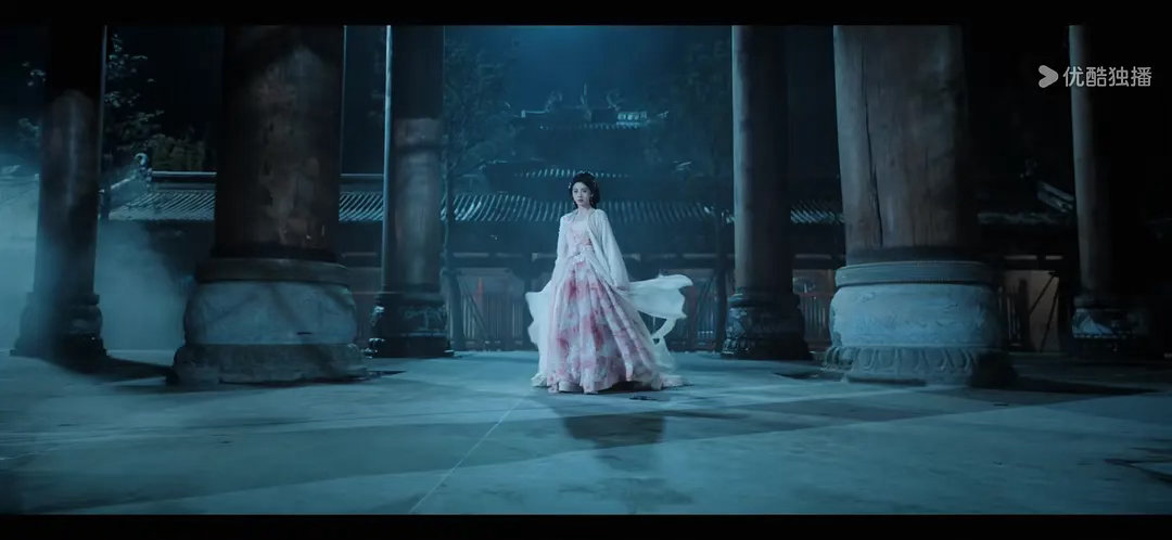 鞠婧祎在剧里都要穿这么厚底的鞋来垫身高吗？