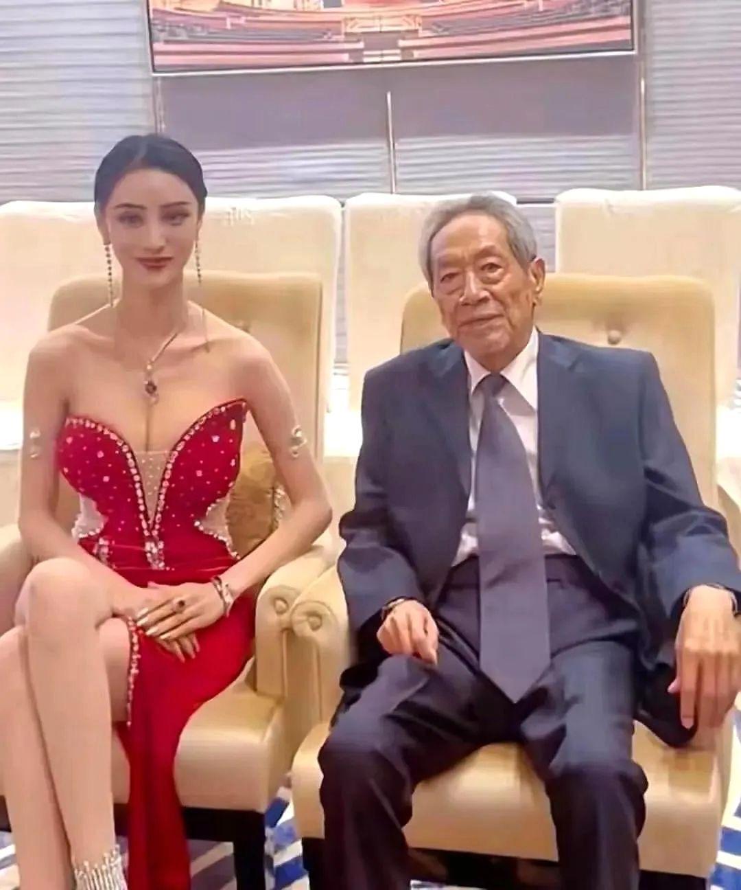 演员饶芯语：嫁给相差37岁的王奎荣，遭父母强烈反对，如今怎样
