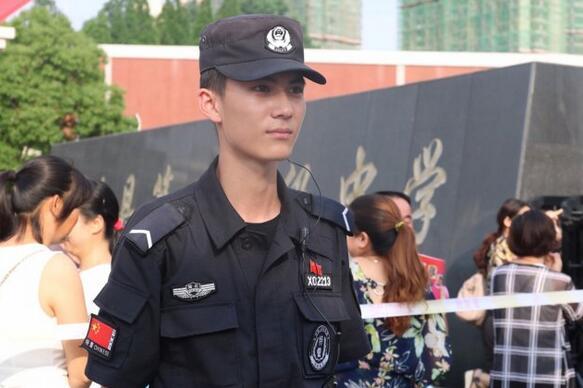 高考最帅特警走红 考生秒变迷妹