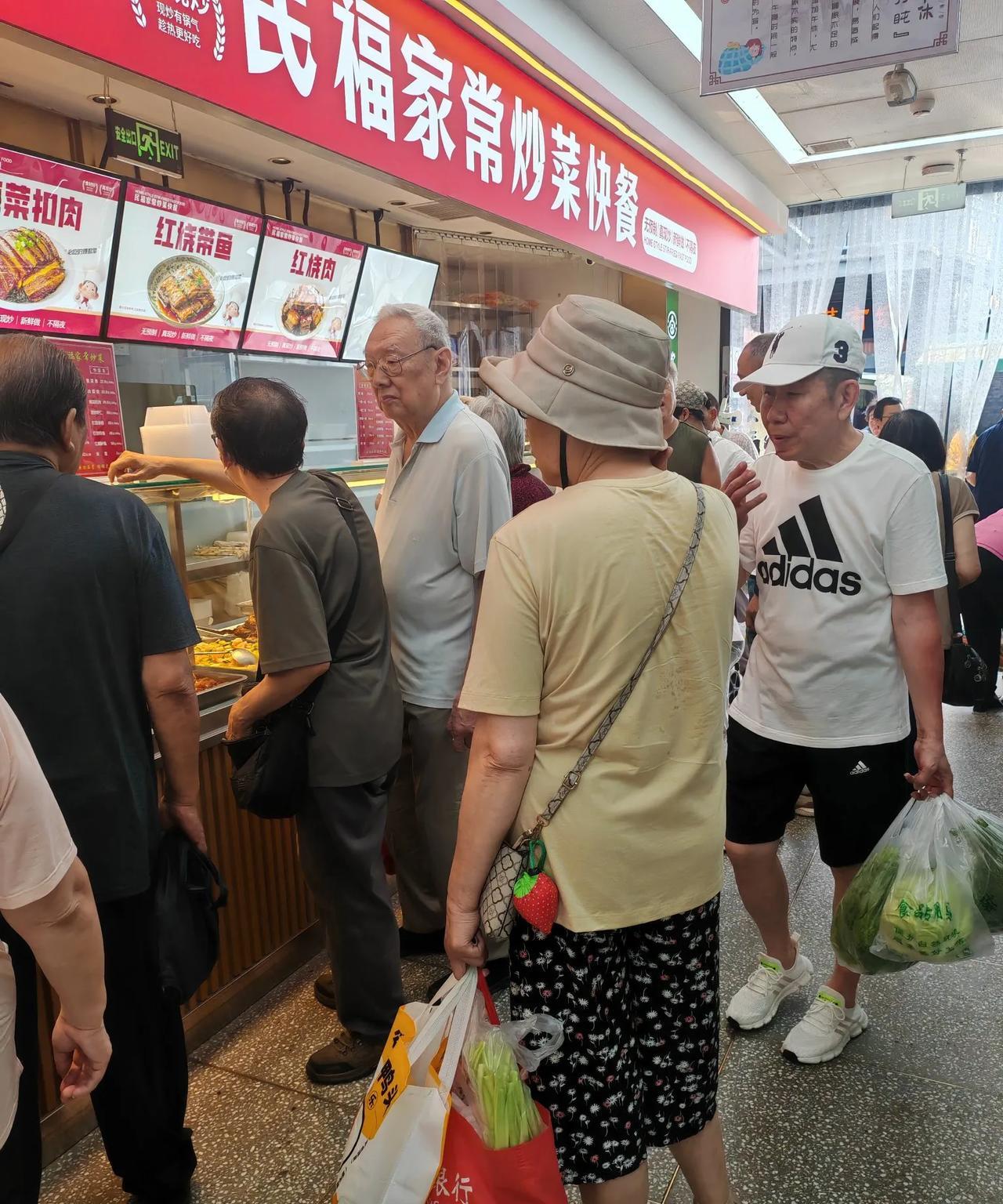 上午，东城区的网红兆军盛菜市场，进门看到排长队，一水儿的大爷大妈，被大爷洪亮的一