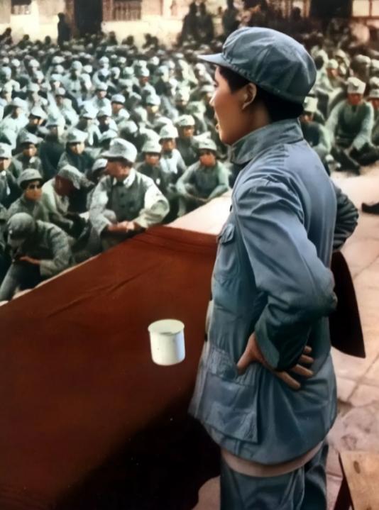 1938年，毛主席在抗大作报告，摄影师徐肖冰进场晚了，人挨人，他找不到好位置，只