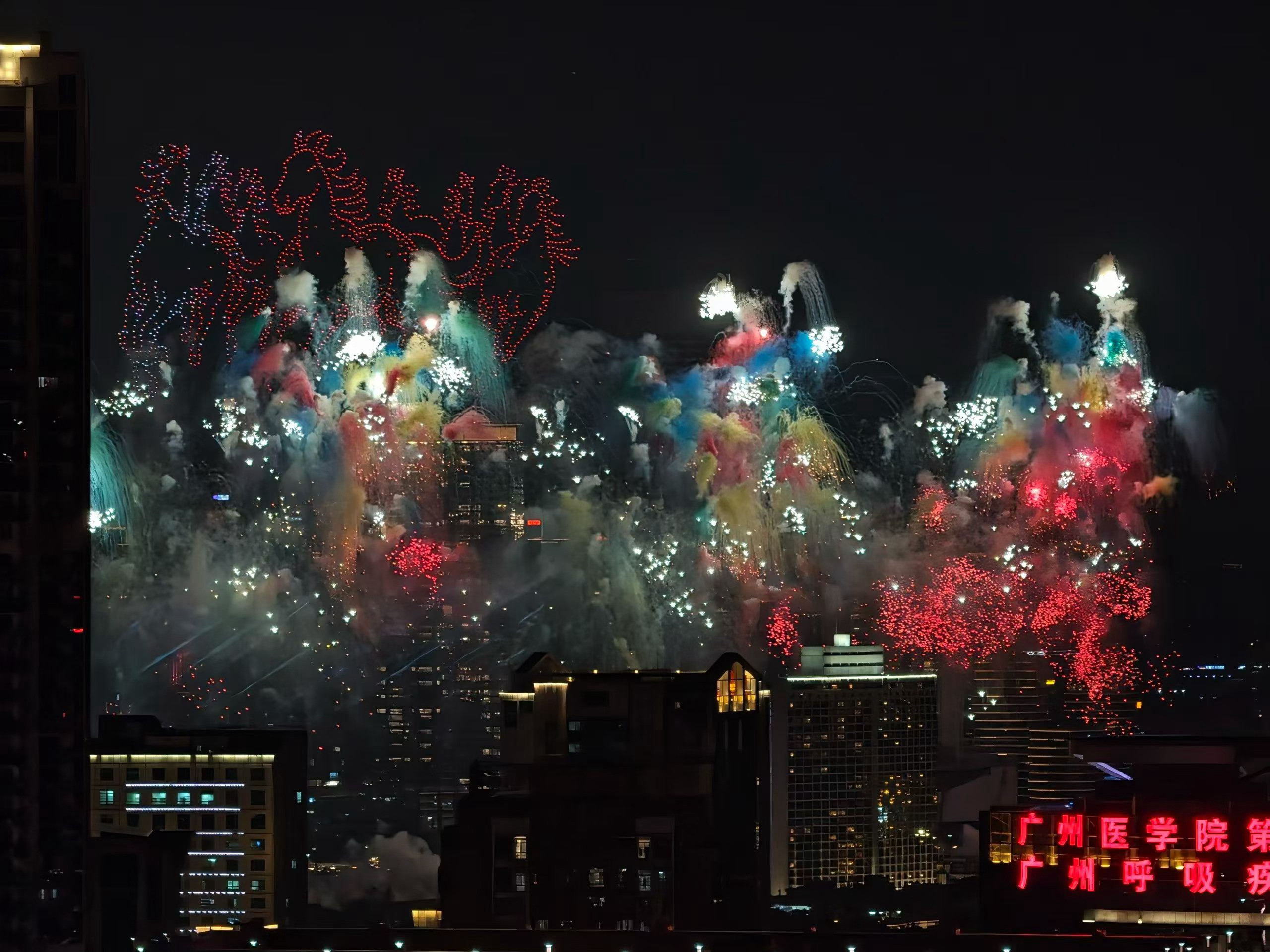 广州烟花虽然我看不到，但是我有广州店的小伙伴一波实时照片，分享给大家（正在默默