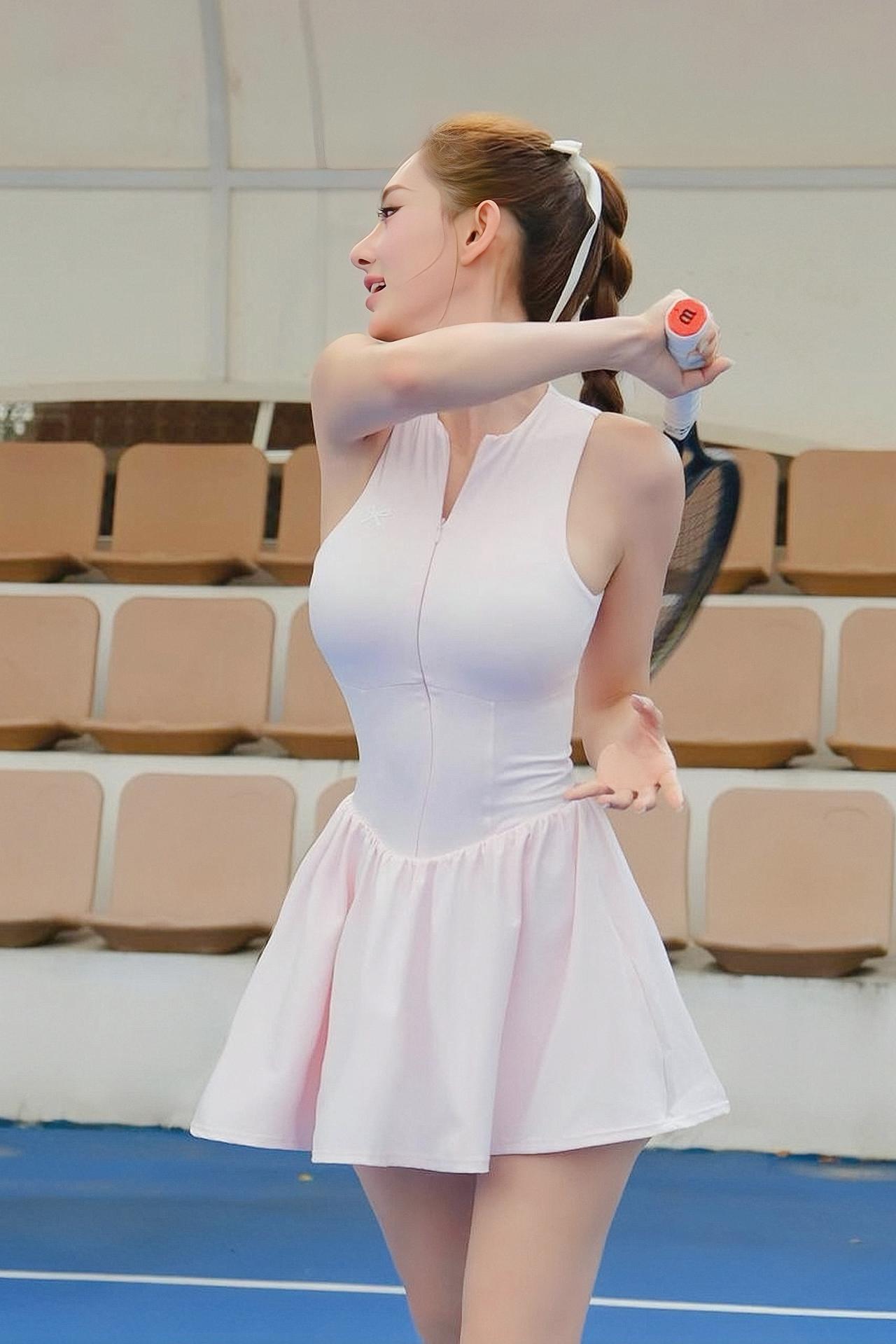 《网球场的白裙子》原创诗词原创看图片配诗她把球拍抡成一道轻脆的风，粉