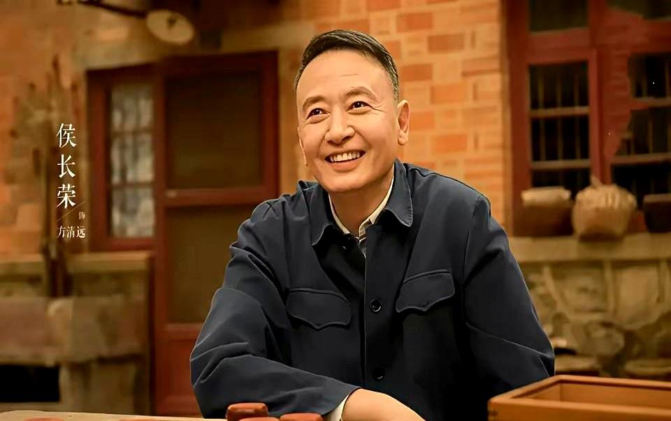 当所有人盯着年轻主角的脸，弹幕却在刷屏一个老男人的名字。侯长荣。八七年版《红