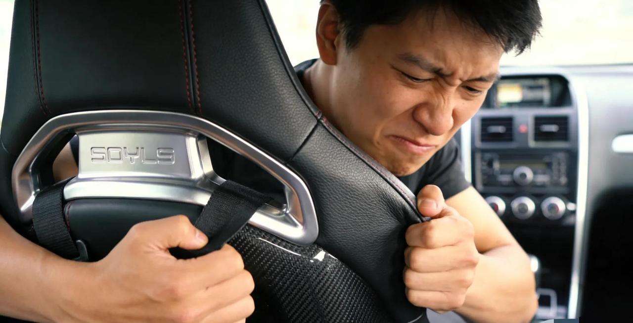 买车那天，销售指着全景天窗说“档次一下就上来了”，我一咬牙多掏了两万。五年后的今