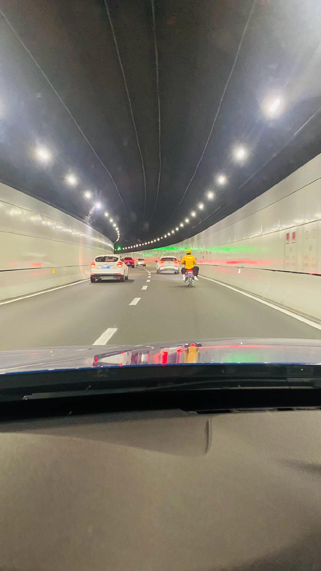 额……美团骑手穿越延安路隧道……[doge]​