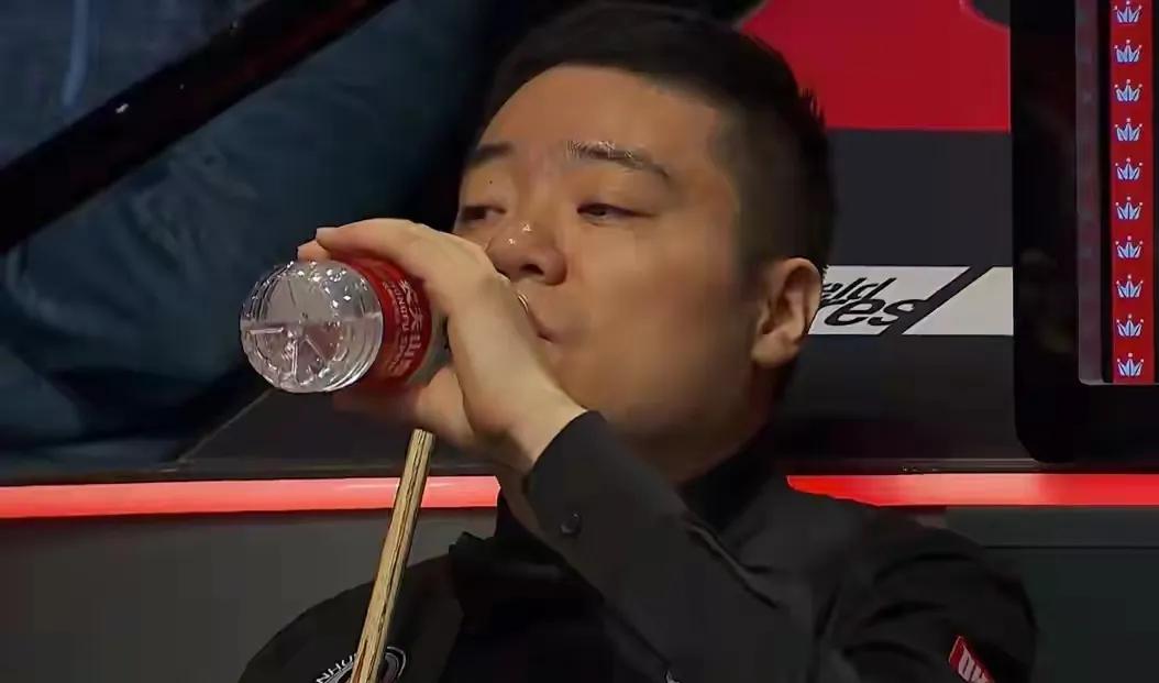 惊天逆转！斯诺克世锦赛中国日，丁俊晖一只手已摸到16强门槛克鲁斯堡剧院绿茵台