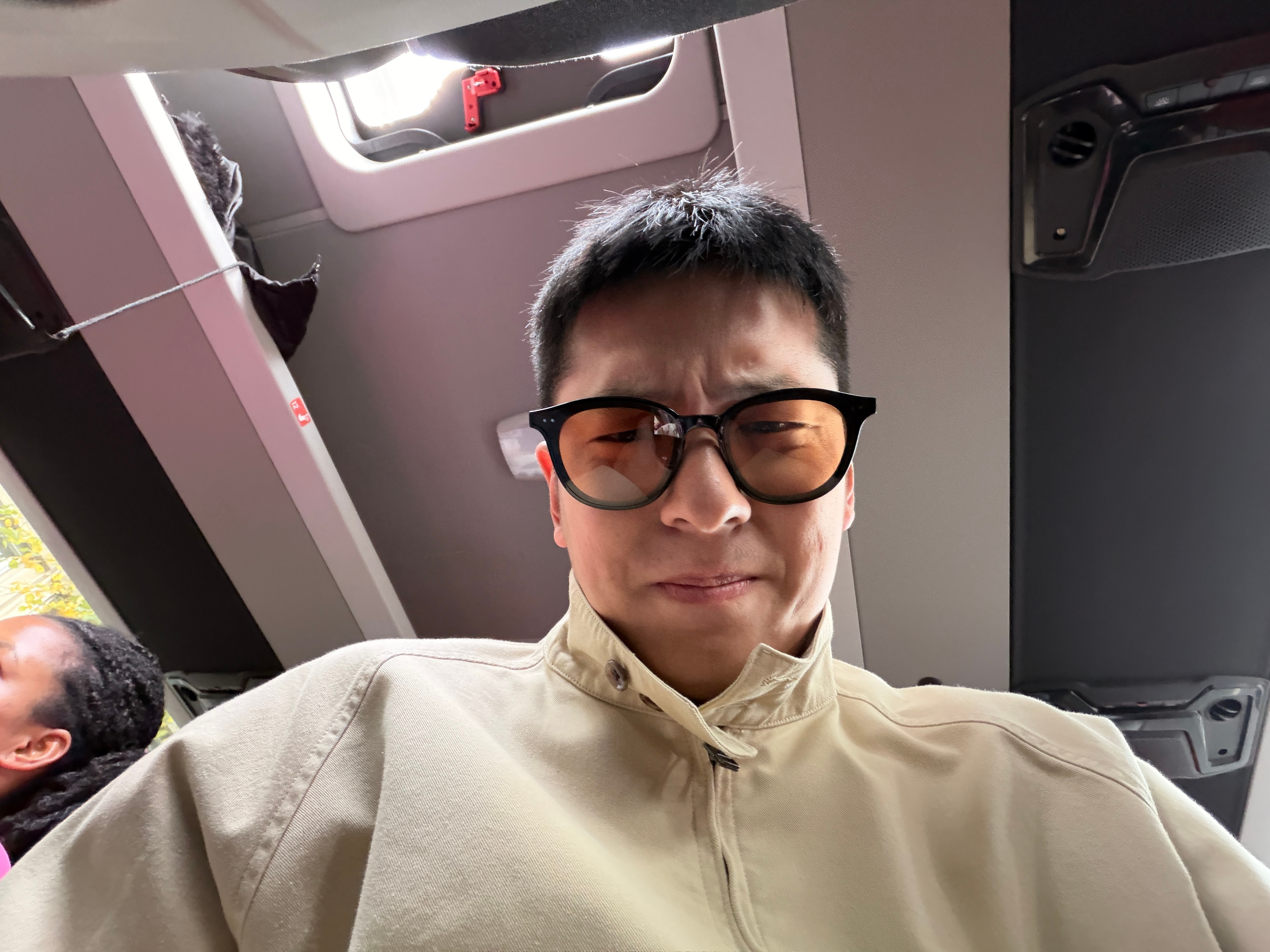 其实一直对歪果仁的体味重没什么概念，通常都会喷巨量的香水，今天从布鲁塞尔坐大巴去