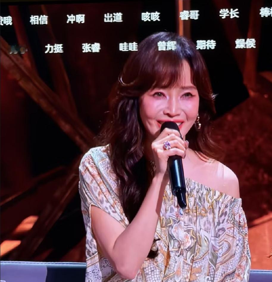 总算明白了，湖南卫视认谢娜是主持一姐，也是有道理的。侯佩岑主持湖南卫视的综艺，