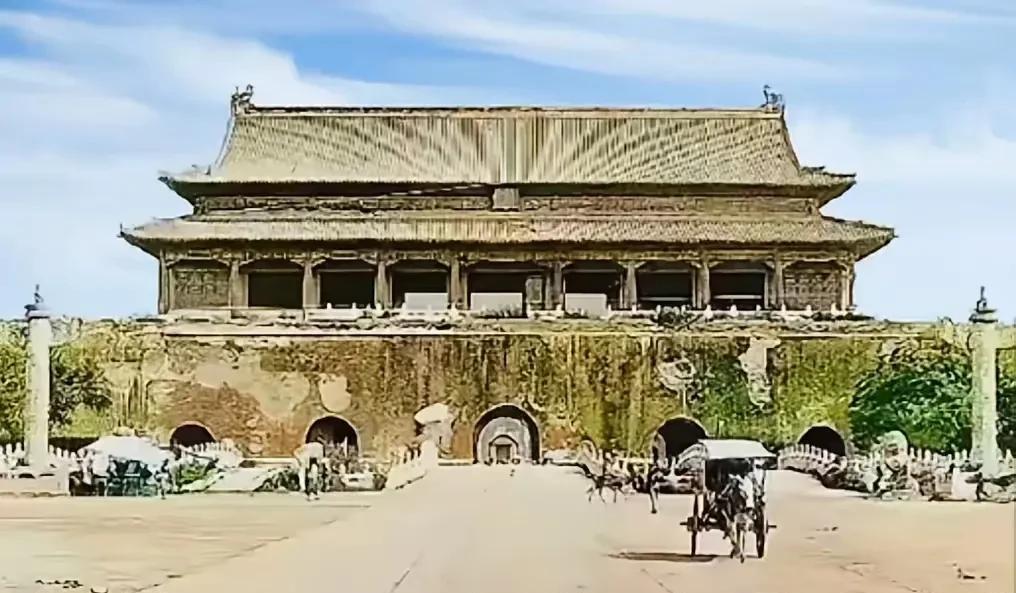 这是1946年一位美国摄影师拍下的天安门，看起来有些苍凉，它见证了中国近现代太多
