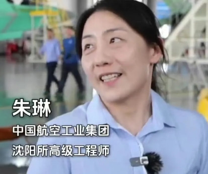 专家你先别聊歼15T了，你身后那是啥？这是我们的权威媒体的一道军事节目中出现的