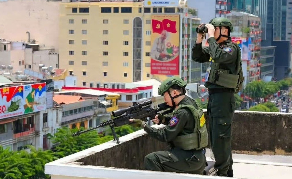 保障越南阅兵安全的狙击手正在演练要点控制。海外新鲜事​​​