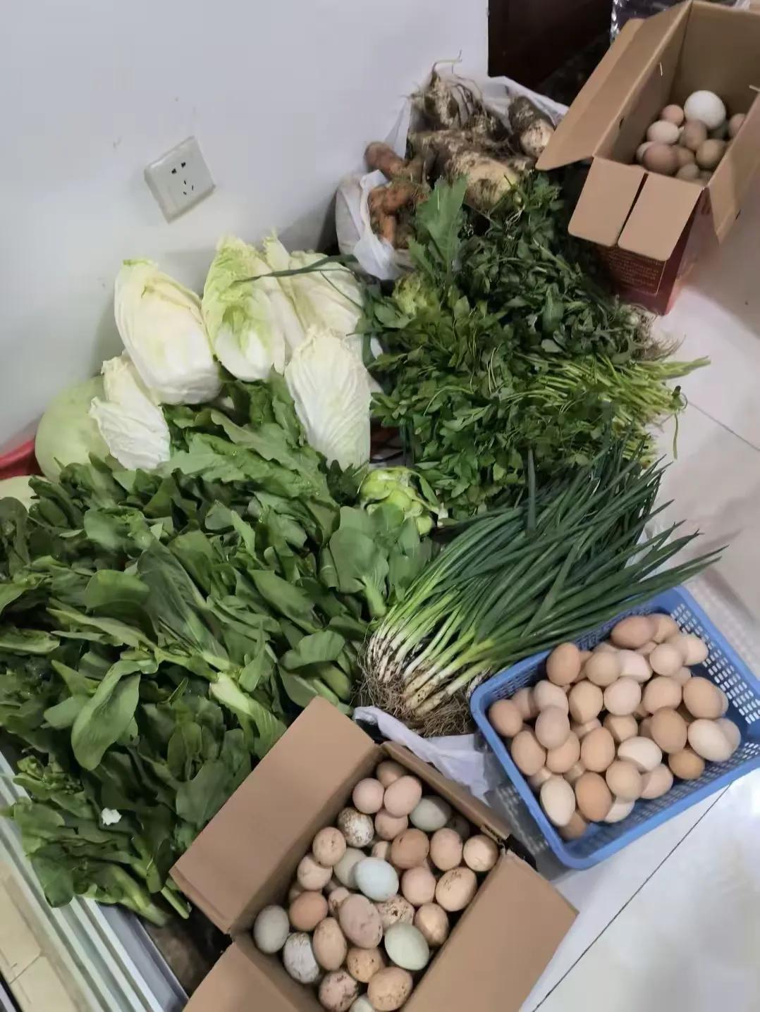 我家的钥匙，我公婆手里都有。今天下午我回家，一进厨房，地上摆了一堆菜。茄子、