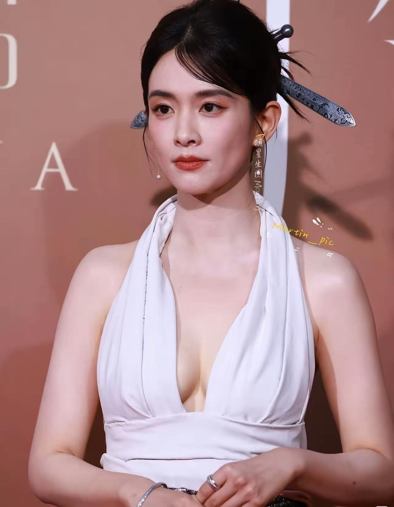 啊呀！这造型搭配她的颜值，总觉得怪怪的，有一种女生男相的感觉，很割裂。很难形容