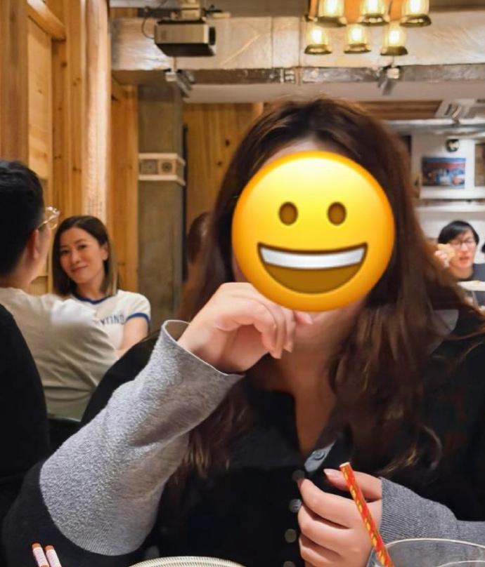 佘诗曼性格真好。有粉丝在上海的餐厅里偶遇佘诗曼，隔着桌子偷偷拍她。佘诗曼发现