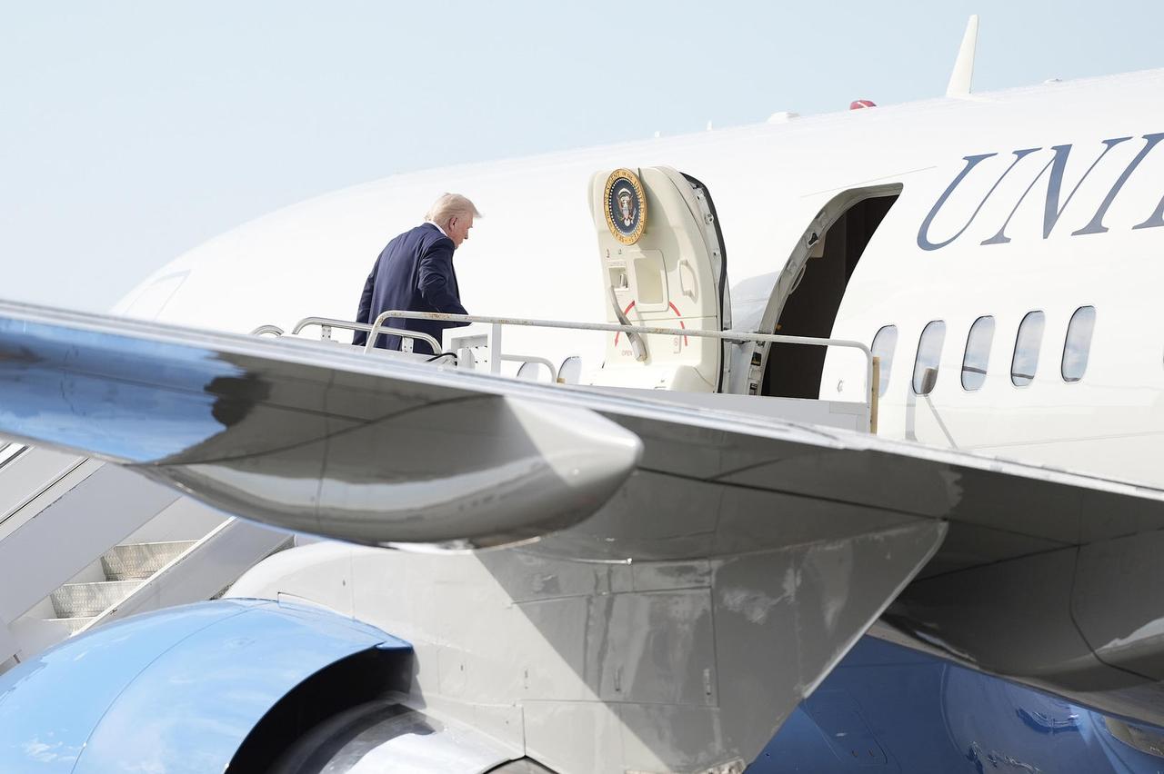 出大事了！特朗普总统专机空中遭遇故障！目前正在返航！故障程度如何，目前透露出来的