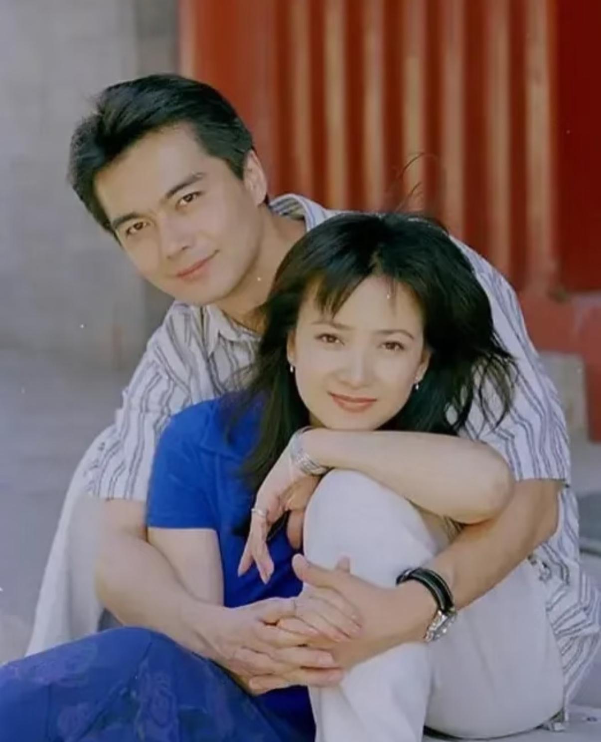 许亚军谈起过去，忍不住红了眼眶，他这一生结过四次婚，可对第三任妻子何晴，