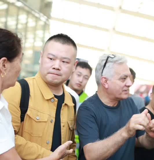 德云社有不少看破不说破的事。高峰相声功底深厚，表演传统，可叫好不叫座，毕竟现在掏