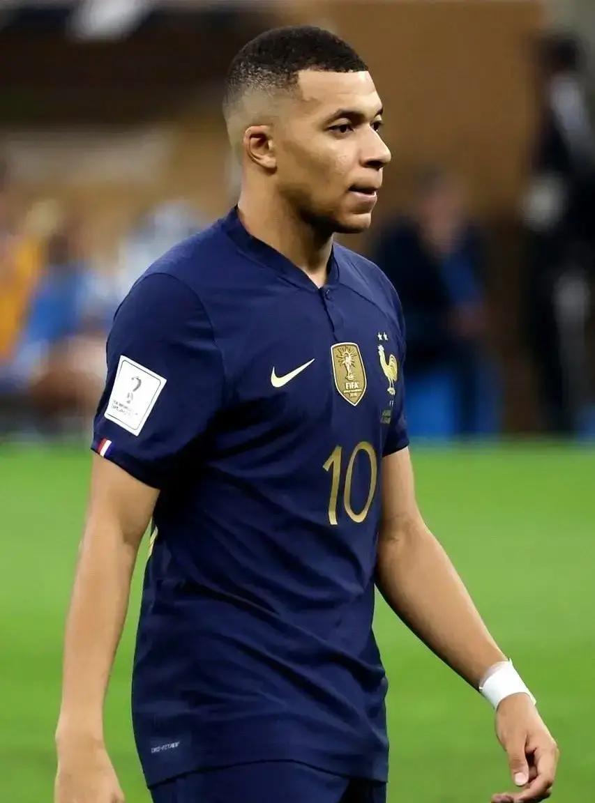 巴西看着热闹，其实最缺的就是临门一脚。维尼修斯、拉菲尼亚把边路当自家客厅，