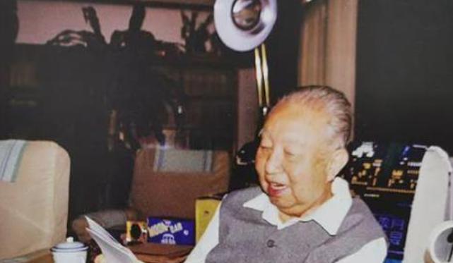1998年1月，长沙市委代表蒋新祺去看望华国锋，交谈中，已从不过问政治的华国锋突
