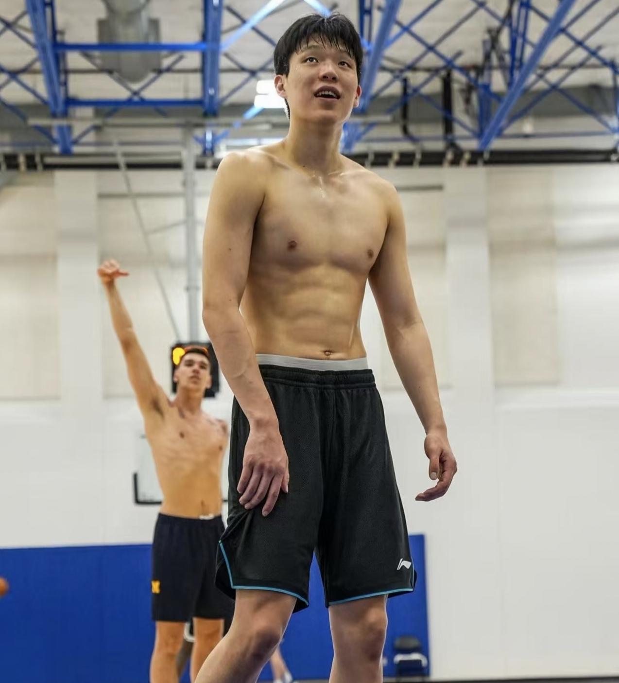 肌肉线条明显！以下是杨瀚森选秀前的照片！杨瀚森在参加NBA选秀前肌肉线条非常