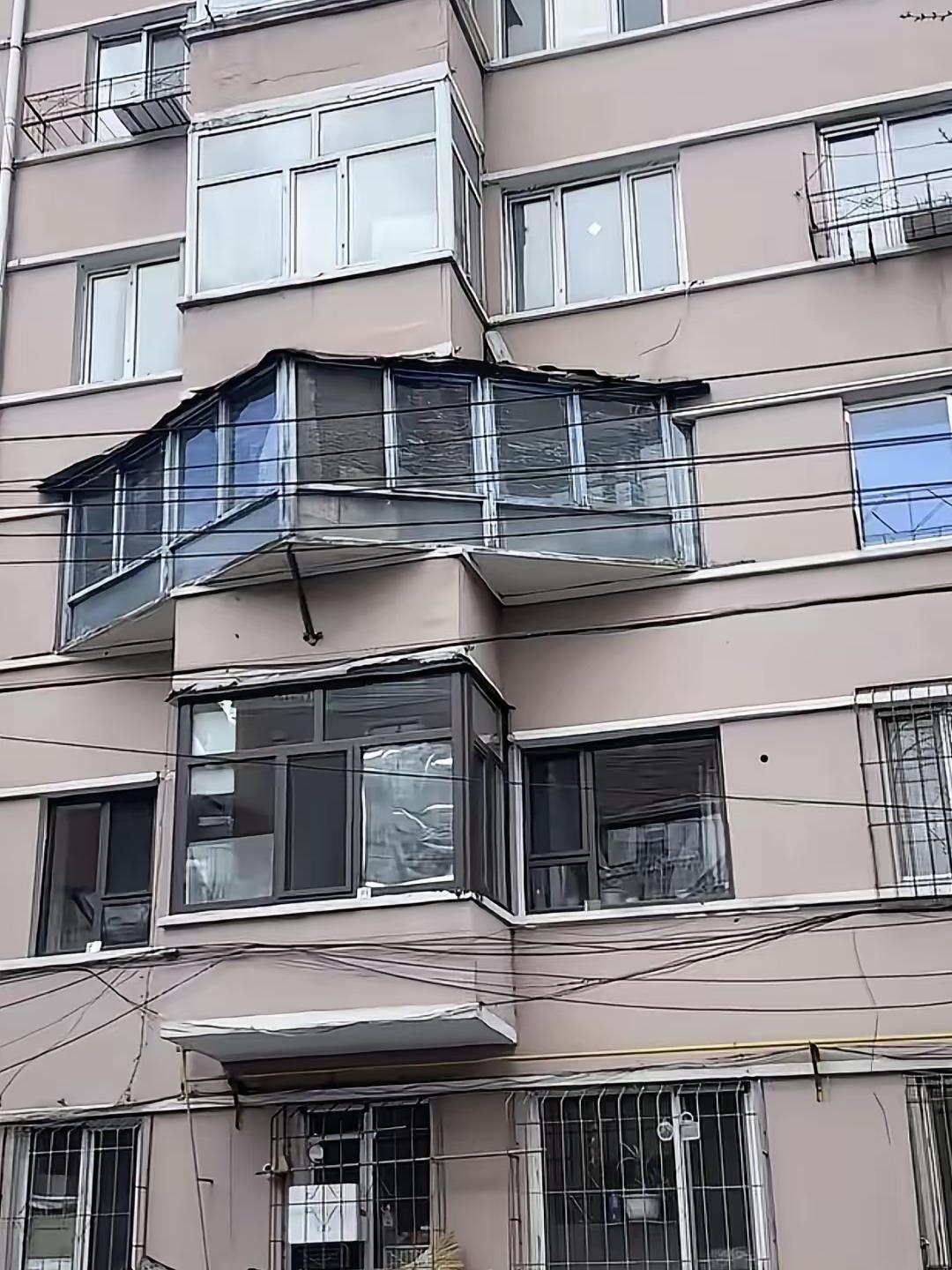 楼上邻居，你阳台可不能这么改造！三楼私自改阳台，整栋楼住户天天看着都揪心。不知道