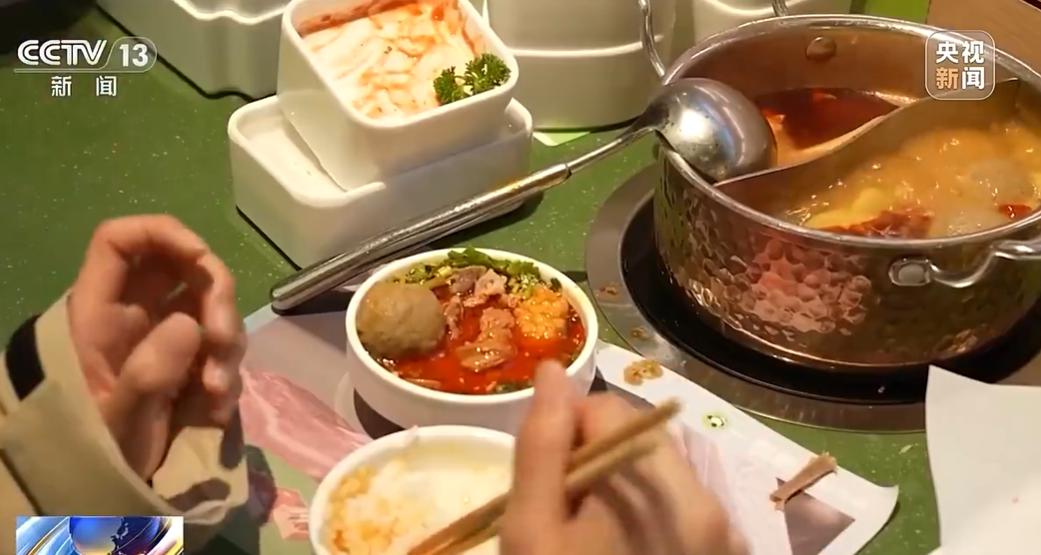 长沙五一商圈一火锅店老板将亏损门店改造成单人座小火锅店，凭借小份菜、顾客投票选新