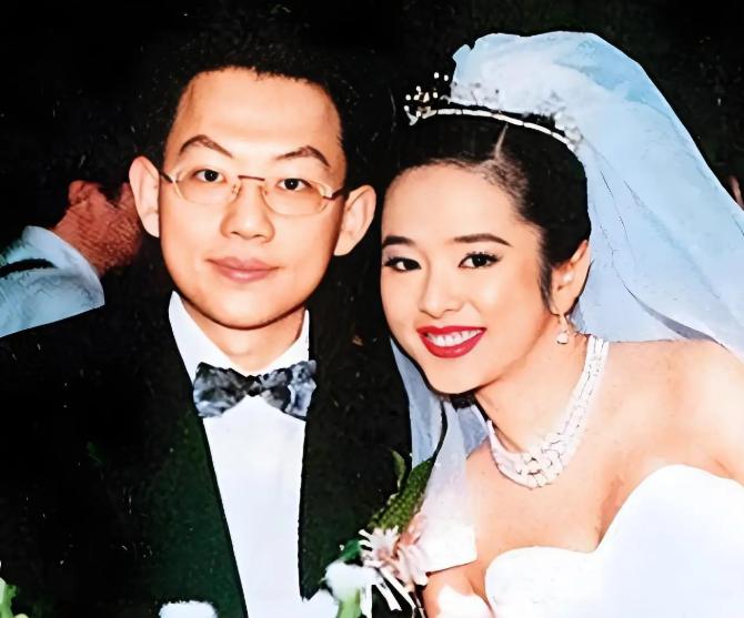 1995年，面对林志颖的表白，她毫不犹豫的就拒绝了，转身嫁给身家千亿的陈柏浩。5