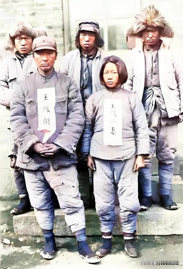 1937年初，日本兵将一家三口押到了刑场上。当父亲被他们砍断脖子后，5岁的小男孩