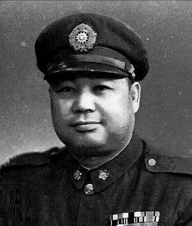 1975年4月，蒋介石病死，在香港的关麟征非常悲痛，带着妻子去吊唁，一下