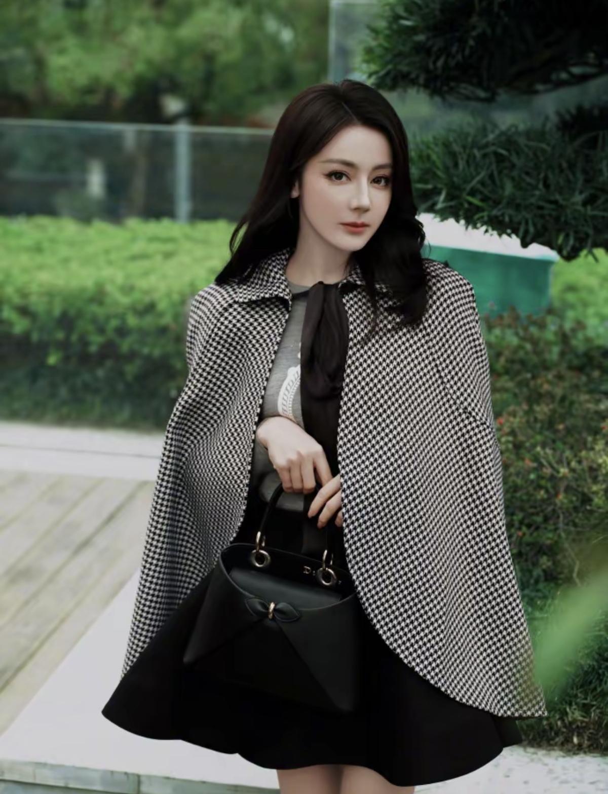 经典千鸟格碰撞利落剪裁，迪丽热巴把Dior的优雅刻进了日常里💼[赞]斗篷的大气