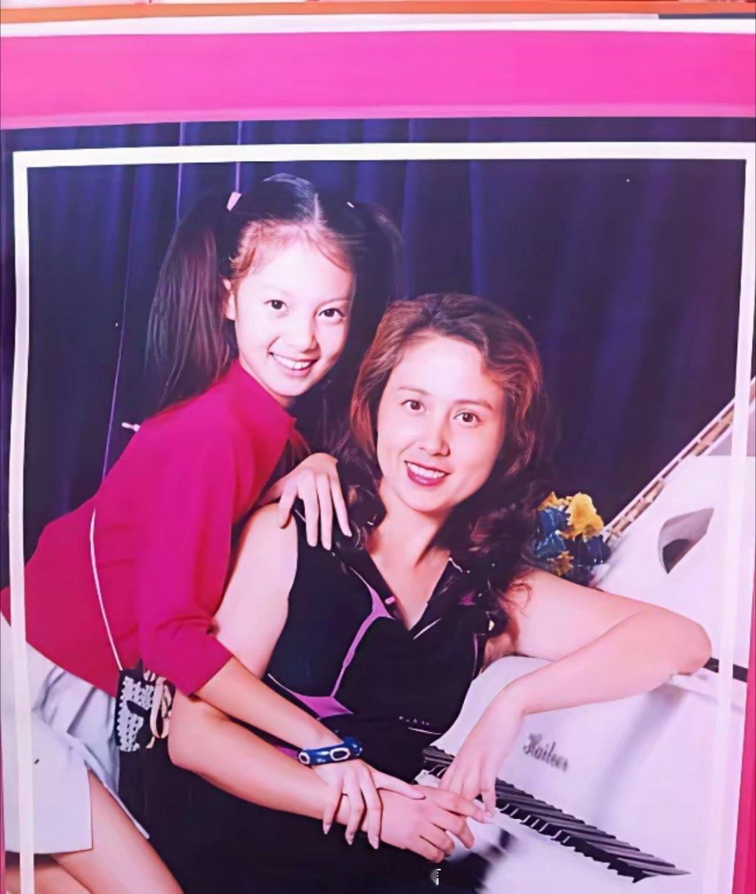 以后再也不说金晨是整容脸了，她和她妈妈是公用一张脸的。