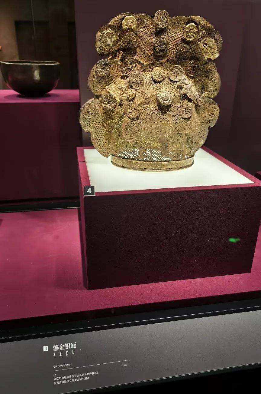 央视播出的太平年，对契丹文物和服饰应该有一定的考察和借鉴。比如，耶律德光出场时