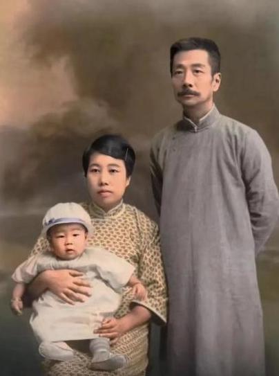 1929年，鲁迅避孕失败，一直想丁克的他，看到儿子第一眼，忍不住撇嘴说："臭小子